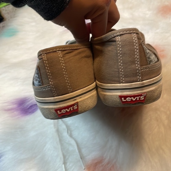 Levi’s Strauss Co. Woman’s Grey Low Top‎ Tennis Shoes Size 8 - Picture 4 of 6